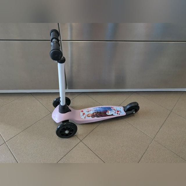 Tri-Scooter Twist N Turn Frozen (display)