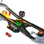 Cars lenktynių trasa su Makvynu „Piston Cup Action Speedway Playset”, HPD81