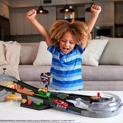 Cars lenktynių trasa su Makvynu „Piston Cup Action Speedway Playset”, HPD81
