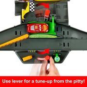 Cars lenktynių trasa su Makvynu „Piston Cup Action Speedway Playset”, HPD81