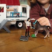 SCHLEICH HORSE CLUB Visiting vet with Hanoverian foal 42439